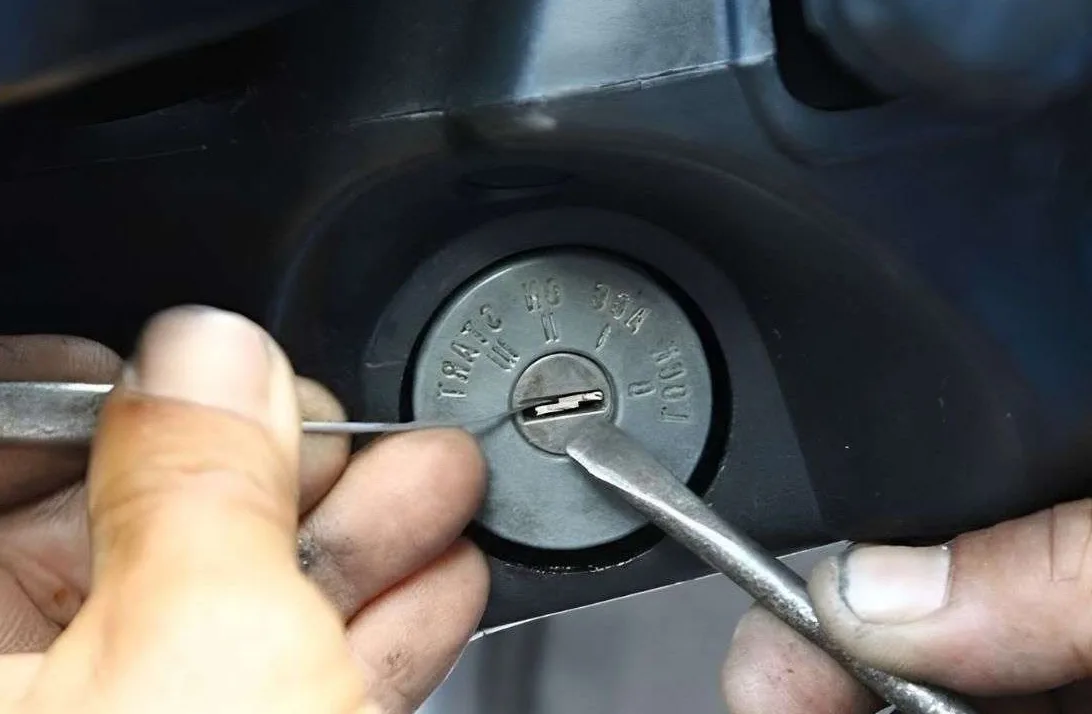 Broken car key extraction from ignition - no damage to the lock cylinder