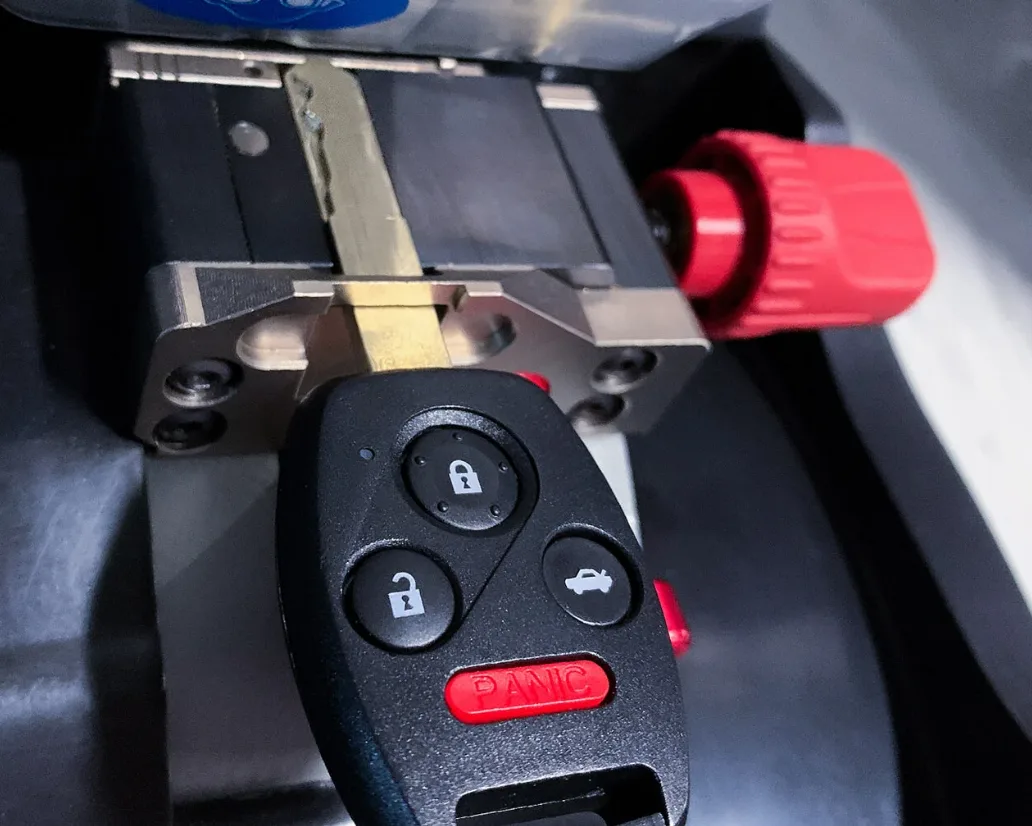 Car key cutting for Acura, BMW, Ford, Honda, Toyota and more in South Florida