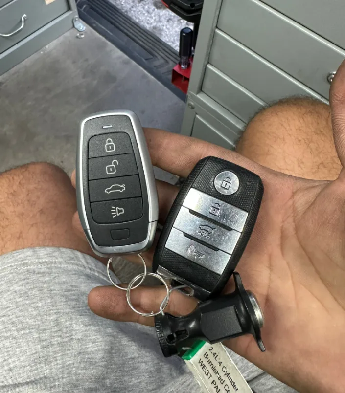 Mobile car key replacement service in Boca Raton FL - on-site key cutting and programming